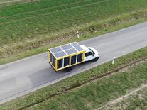 Solární panely na střeše auta? Funguje to, dodávka dojede o třetinu dál