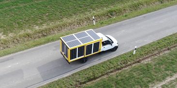 Solární panely na střeše auta? Funguje to, dodávka dojede o třetinu dál
