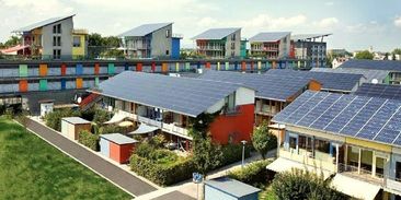 Solární střechy ušetří peníze za energie v bytovkách. Investice se vrátí do čtyř let