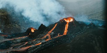 Peklo se otevřelo: začala erupce islandské sopky u Grindaviku. Trhlina má tři kilometry