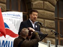 Vládním speciálem na Slovensko? Okamura sliboval šetření a sám rozhazuje