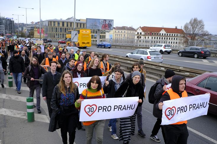 Protestních průvodů se zúčastňují už stovky lidí