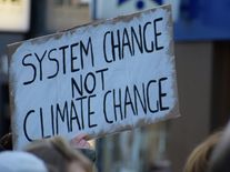 Jednotlivec nic nezmění, klimatická krize se musí řešit systémově, vyzývají odborníci