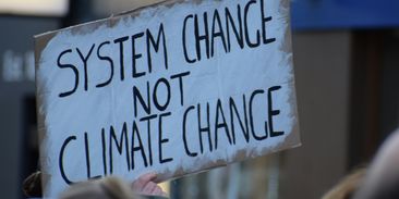 Jednotlivec nic nezmění, klimatická krize se musí řešit systémově, vyzývají odborníci