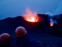 Sopka Stromboli vypustila nebezpečný pyroklastický proud. Lávu chrlí i Etna