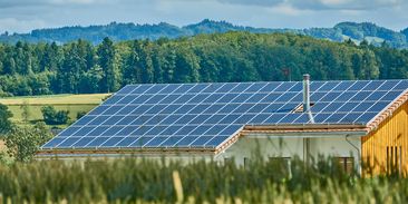 Solární panely na střeše domu - jasná ochrana před růstem cen energie