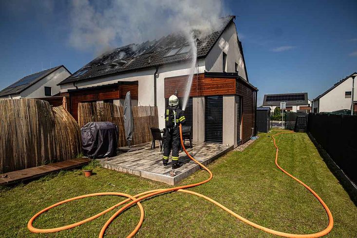 Takto hasiči hasili fotovoltaiku na domě v Rodově