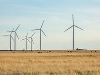 Zisky z drahých paliv rostou. Jen v Česku by stačily na 17 větrných elektráren měsíčně