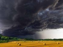 Evropa přeskakuje od požárů ke krupobití. Extrémní počasí hrozí stále více i v Česku