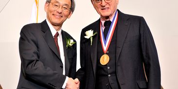 Jeho vynálezy máme všichni po kapsách: zemřel otec moderních baterií a nobelista John Goodenough
