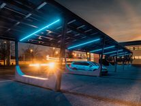 Solární parkoviště chrání auta i vyrábí elektřinu. V Česku se na jejich masivní rozvoj zatím čeká