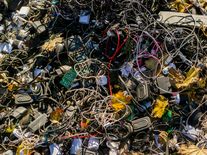 Jak naložit s elektroodpadem. Váš šuplík hanby je možná plný kritických surovin