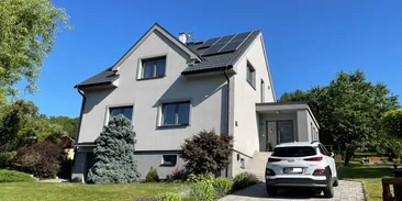 Že se fotovoltaika nevyplatí? Jeden rok reálných dat zboří oblíbený argument kritiků