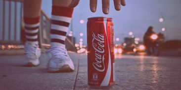 Netradiční boj proti změnám klimatu: Coca-Cola zkusí oxid uhličitý schovat do perlivé vody