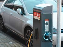 Elektromobily na roztrhání: podnikatelé vyčerpali miliardy v rekordním čase