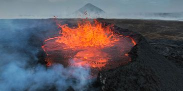 Domy v plamenech. Láva z noční sopečné erupce na Islandu vtéká do města