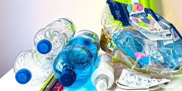 Česko je blízko konci jednorázových plastů. Chybí už jen podpis prezidenta