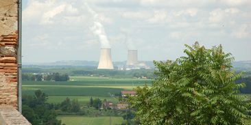 Francie kvůli vedru opět nezvládá chladit jaderné reaktory, vykrývat je musí soláry a vítr