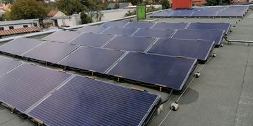 Solární vlna běží Českem: fotovoltaika pomáhá přežít vesnickým prodejnám potravin