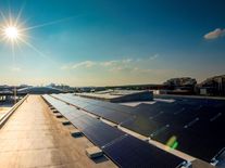 V ČR přibylo loni takřka 1000 MW solárních elektráren. Z úspor by vedle domácností měly letos více těžit i firmy