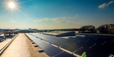 V ČR přibylo loni takřka 1000 MW solárních elektráren. Z úspor by vedle domácností měly letos více těžit i firmy