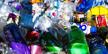 Dost bylo plastu: ČEZ končí s plastovými lahvemi v kancelářích a uspoří ročně tuny plastu