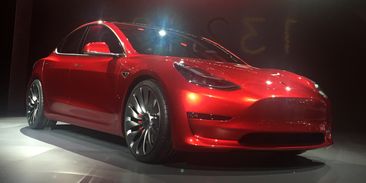 Tesla 3 porazila v bezpečnosti konvenční vozy - včetně škodovky   