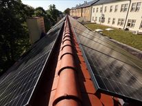V Česku nemyslitelné: Čaputová spustila fotovoltaiku na historické střeše své prezidentské kanceláře
