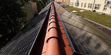 V Česku nemyslitelné: Čaputová spustila fotovoltaiku na historické střeše své prezidentské kanceláře