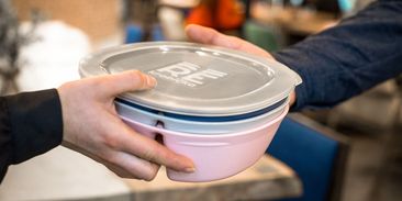 Dost bylo jednorázových plastů: REkrabička nabízí udržitelnou variantu k obalům na jídlo