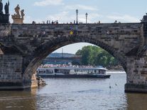 Výletní lodě budou jen na baterky, věří jejich provozovatel. Vltavu jich zatím brázdí jen pár