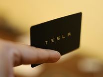 Tesla dál ztrácí dech. Zisky padají, sázka na robotaxi zatím nevychází