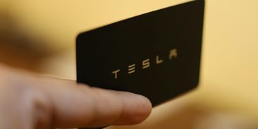 Tesla dál ztrácí dech. Zisky padají, sázka na robotaxi zatím nevychází