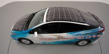 Toyota testuje elektromobil se solární střechou. Může to být přelom