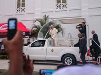 Vatikán přechází na elektřinu. Papež od Volkswagenu obdrží 40 elektromobilů