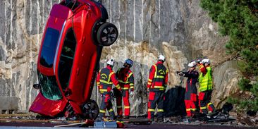 Nejextrémnější nárazový test: shodili nové vozy z 30metrové výšky