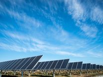 Zájem o fotovoltaiku stále nepolevuje a téměř každá domácnost kupuje i baterie. Solární asociace hlásí nová rekordní data