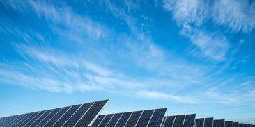 Zájem o fotovoltaiku stále nepolevuje a téměř každá domácnost kupuje i baterie. Solární asociace hlásí nová rekordní data