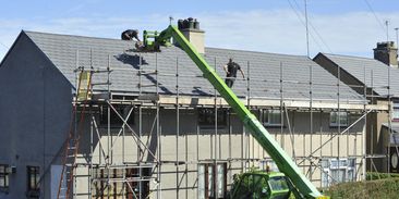 Snížit účty za vytápění domu lze i dílčím opatřením, jako je zateplení střechy, podlahy půdy nebo suterénu