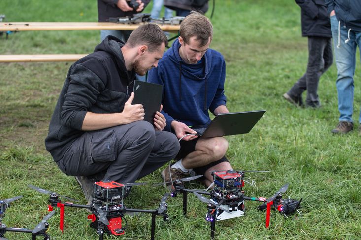 programátoři a dron