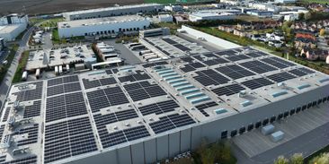 Nová fotovoltaická vlna míří na střechy obřích hal. U Prahy dokončili druhou největší instalaci v zemi