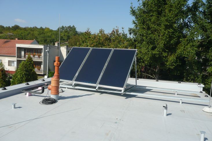 Energetickou náročnost pomáhá snížit i střešní solární kolektory.