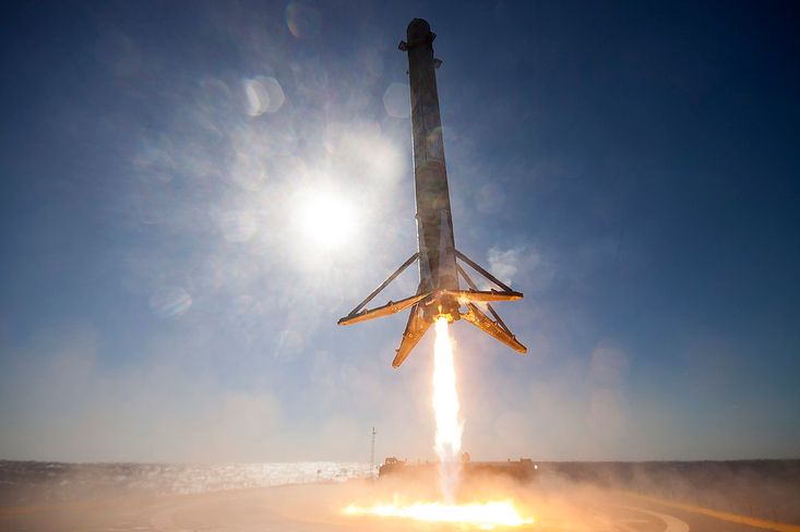 Znovupoužitelná raketa Falcon 9 společnosti SpaceX přinesla cenovou revoluci v letech do vesmíru.