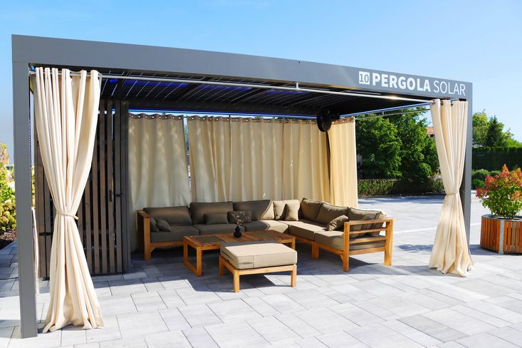 Pergola Solar kombinuje fotovoltaiku s příjemným zastíněním místa u bazénu