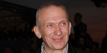 Návrhář Jean Paul Gaultier představil upcycle kolekci z použitých materiálů