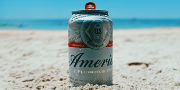 Americký Budweiser přepíná na zelenou: pivo vyrábí s energií větru i slunce