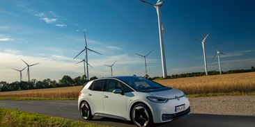 S rostoucím počtem elektromobilů poroste i množství zelené energie, garantuje Volkswagen