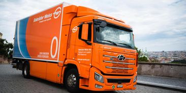Vodíkový náklaďák ujede na plnou nádrž stovky kilometrů. Obstál i v zatěžkávacím testu v Praze