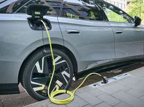 Města hledají nový způsob nabíjení elektromobilů. Nabíječky schovávají do obrubníků
