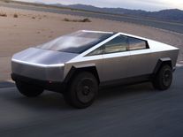 Tesla Cybertruck, která veze Porsche, je rychlejší než Porsche samotné